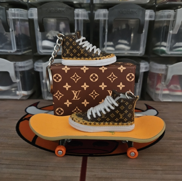 Fashion pair of mini sneakers keychain. - Picture 4 of 7